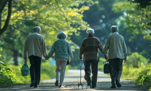宏源证券 消保委给力！七旬老人终于拿到讨要10年的保费