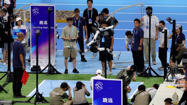 配查信 95.641厘米！人形机器人原地跳高刷新纪录