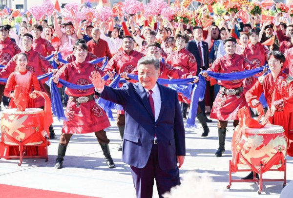 弘利配资 新华图讯丨习近平离开新疆返回北京