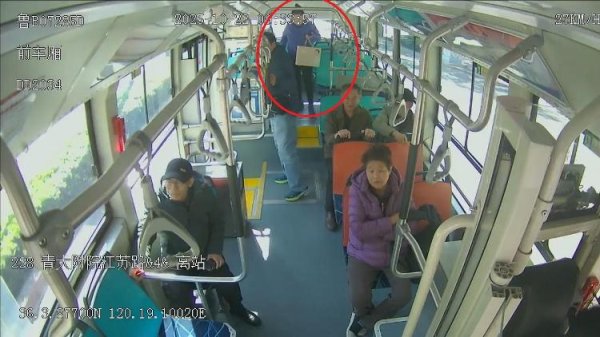 财盛配资 一面锦旗背后的暖心故事：出国证件失而复得  她为青岛巴士点赞